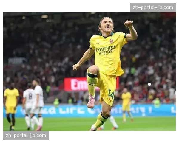 终场哨响，克罗地亚老将莫德里奇跪地掩面告别国家德比